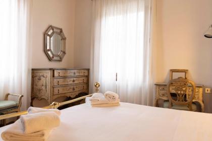 Palazzo Cecchi Luxury Apartment - image 21