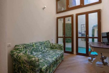Ravel Cozy Apartment Near The Duomo - image 20