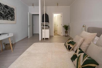 3 Master Bedrooms With Balcony on the River with Views - image 21