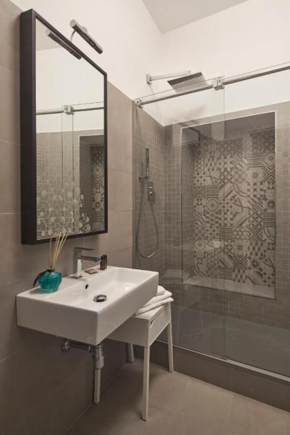 3 Master Bedrooms With Balcony on the River with Views - image 22