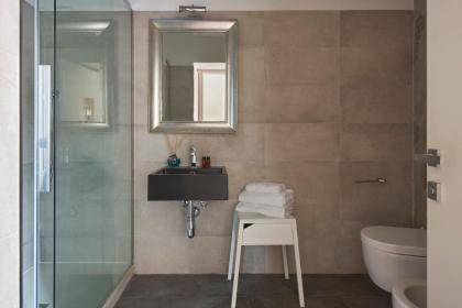 3 Master Bedrooms With Balcony on the River with Views - image 23