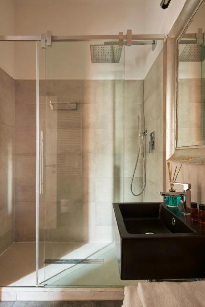 3 Master Bedrooms With Balcony on the River with Views - image 24