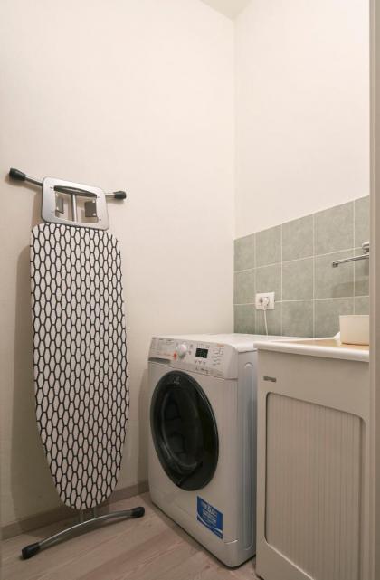 3 Master Bedrooms With Balcony on the River with Views - image 25