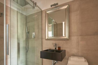 3 Master Bedrooms With Balcony on the River with Views - image 26