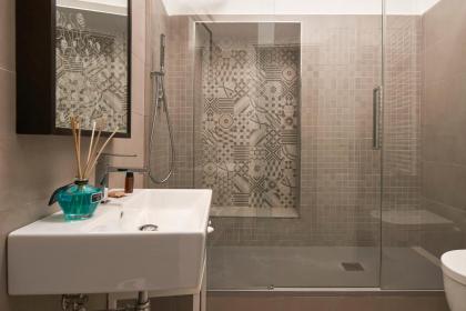 3 Master Bedrooms With Balcony on the River with Views - image 27