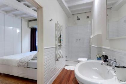 Cosy apartment with perfect location fast Wifi - image 5