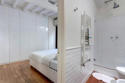 Cosy apartment with perfect location fast Wifi - image 6