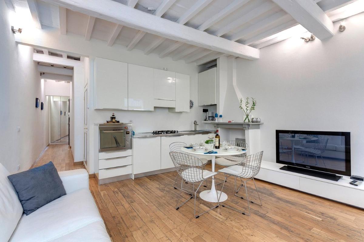 Cosy apartment with perfect location fast Wifi - image 7