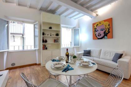 Cosy apartment with perfect location fast Wifi - image 9