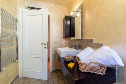 Guelfi loft in a historic palace - image 23