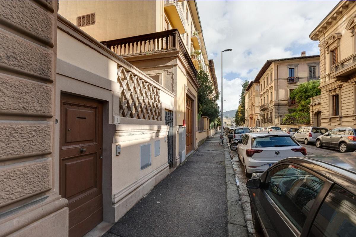 Central Berchet with Terrace and Private Entrance - main image