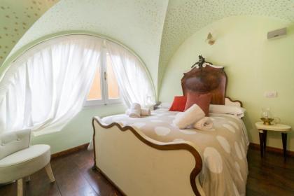 The paintress home with private patio - image 22