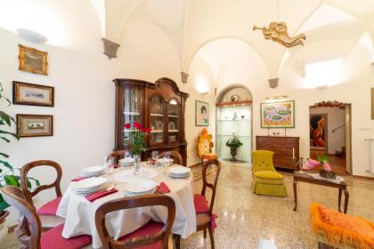 The paintress home with private patio - image 27