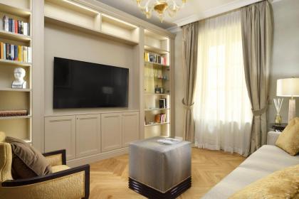 Luxury Apartments by Palazzo Portinari Salviati - image 29