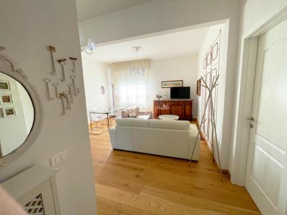 Big Apartment with Free Parking - image 8
