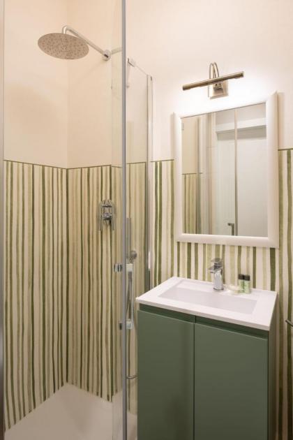 Apartments Florence- Guelfa delight with Courtyard - image 11