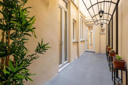 Apartments Florence- Guelfa delight with Courtyard - image 14