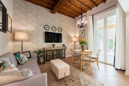 Apartments Florence- Guelfa delight with Courtyard - image 18