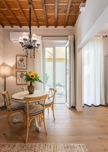 Apartments Florence- Guelfa delight with Courtyard - image 19