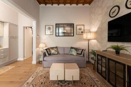 Apartments Florence- Guelfa delight with Courtyard - image 20