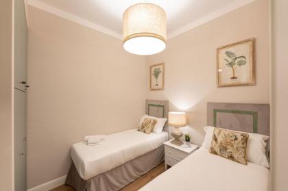 Apartments Florence- Guelfa delight with Courtyard - image 3
