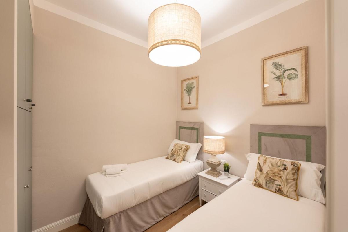 Apartments Florence- Guelfa delight with Courtyard - image 3