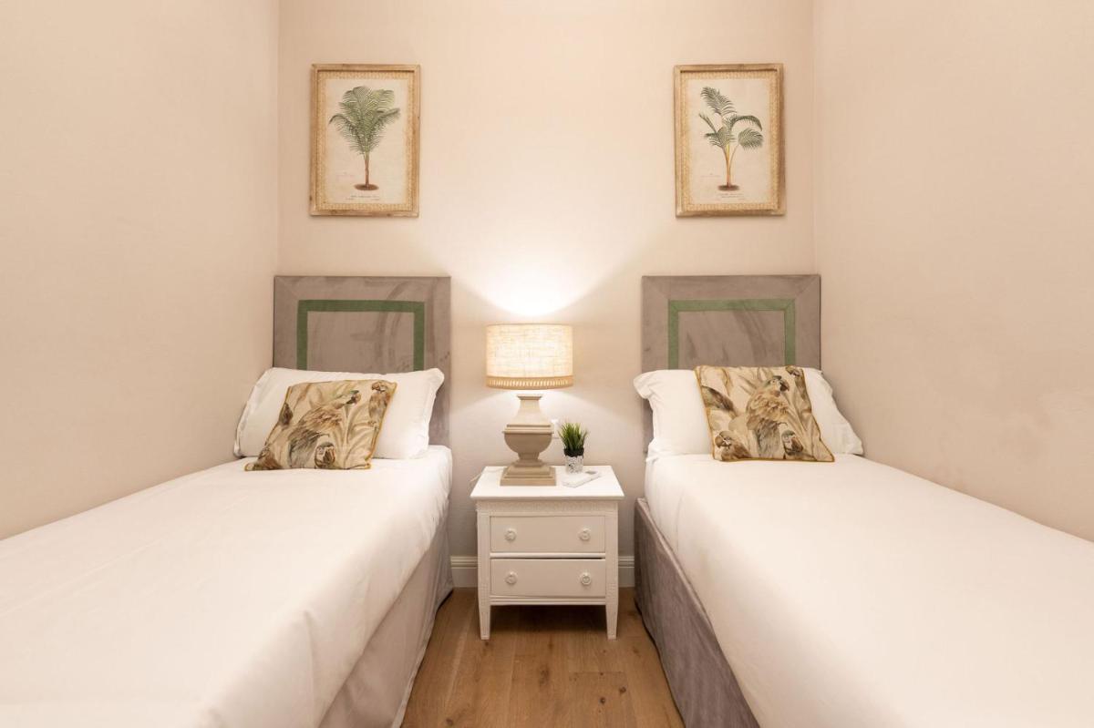 Apartments Florence- Guelfa delight with Courtyard - image 4
