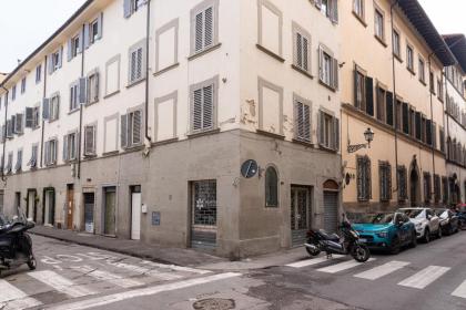 Tra il Duomo e il teatro la Pergola - image 25